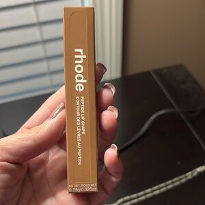 RHODE Peptide Lip liner in stretch